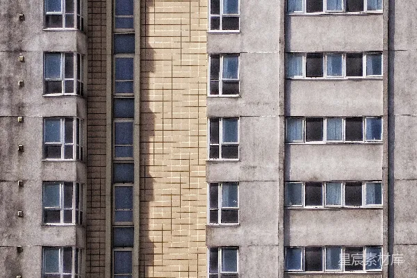 高清摄影 多层混凝土建筑的外观，有众多窗户。