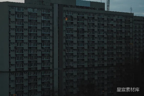 高清摄影 住宅楼和建筑起重机在黄昏时分