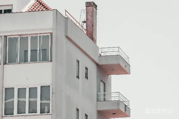 高清摄影 现代公寓楼，阳台上可以看到天空。
