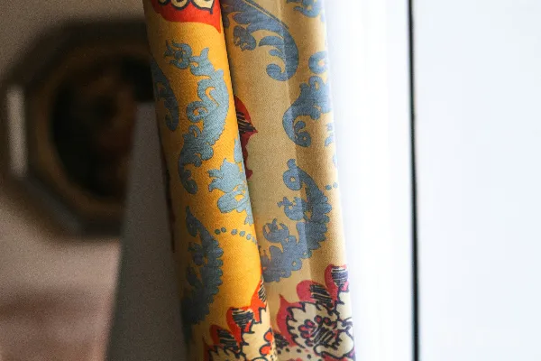 高清摄影 精美的窗帘特写，上面有复杂的图案。