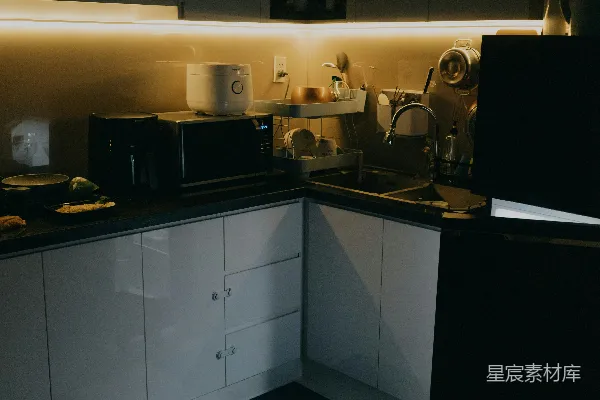 高清摄影 一只猫在昏暗的现代厨房里漫步。