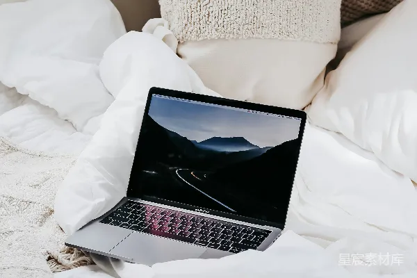高清摄影 MacBook Pro 在白色床上