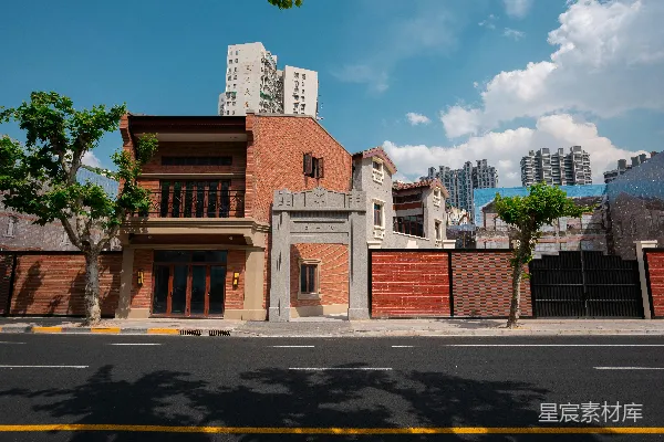 高清摄影 阳光明媚的街道两旁是砖砌的建筑物和树木。