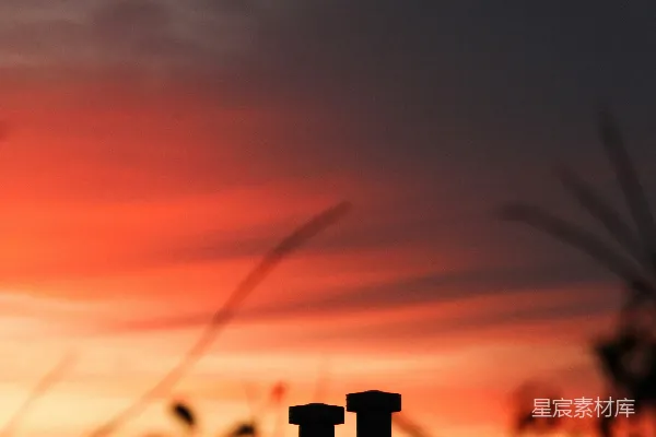 高清摄影 烟囱的剪影映衬在绚丽的夕阳天空下。