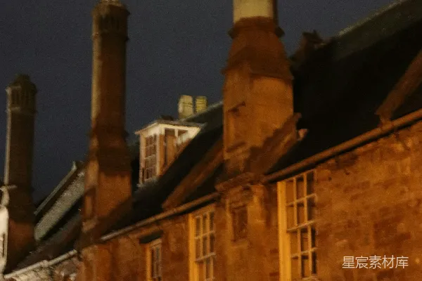 高清摄影 在夜晚，古老石制建筑和高耸的烟囱矗立着。