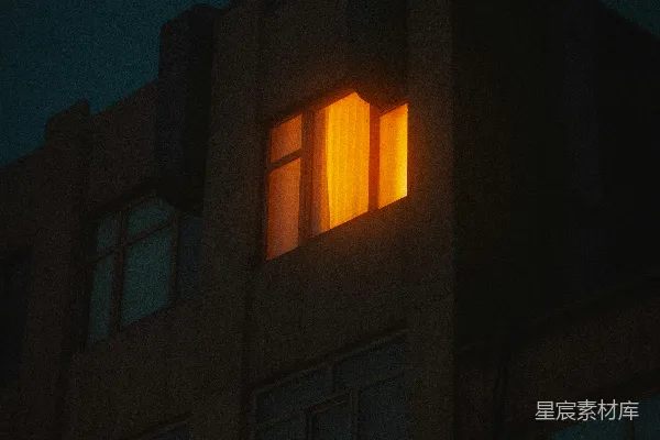 高清摄影 夜晚，一扇窗户发出温暖的橙色光芒。