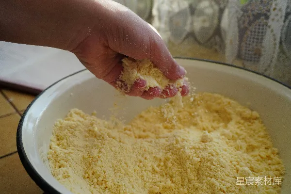 高清摄影 用手筛黄粉到碗里