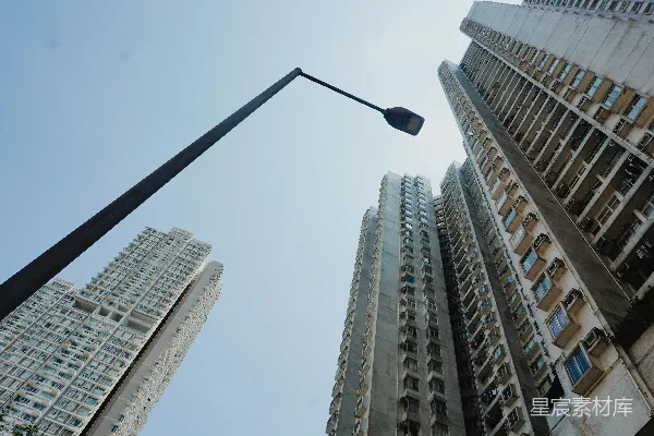 高清摄影 高楼大厦和路灯在晴朗的天空下。