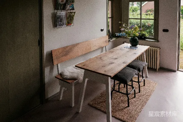 高清摄影 一个乡村风格的用餐区，有一张长长的木桌。