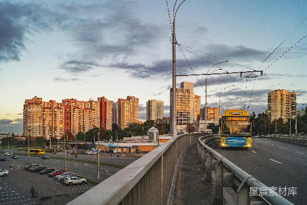 高清摄影 一条城市街道，有公交车和汽车。