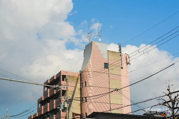 高清摄影 粉红色的建筑、云朵和电线