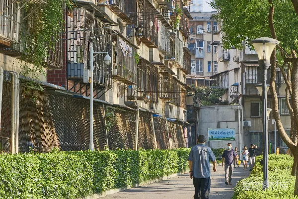 高清摄影 一个男人沿着街道在高楼旁边行走。