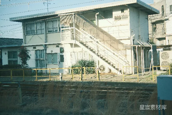 高清摄影 白色建筑，带有室外楼梯和黄色扶手。