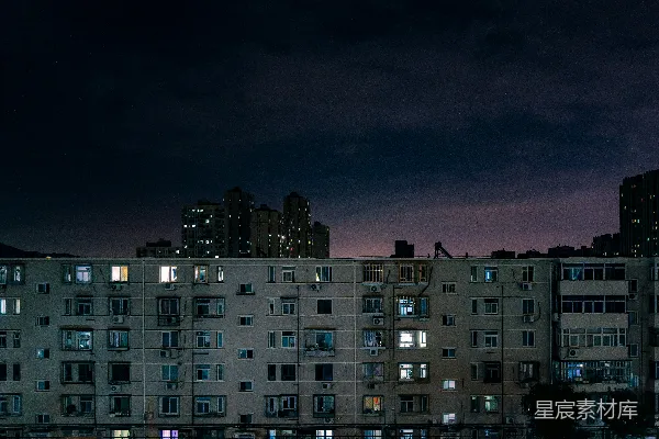 高清摄影 夜晚在黑暗的天空下，公寓楼被照亮。