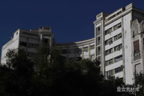 高清摄影 现代的白色建筑在清澈的蓝天背景下。