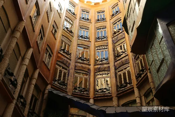 高清摄影 独特的弯曲建筑庭院，有许多窗户，仰望天空。