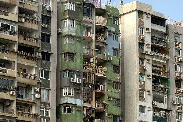 高清摄影 有许多阳台和窗户的高层公寓楼