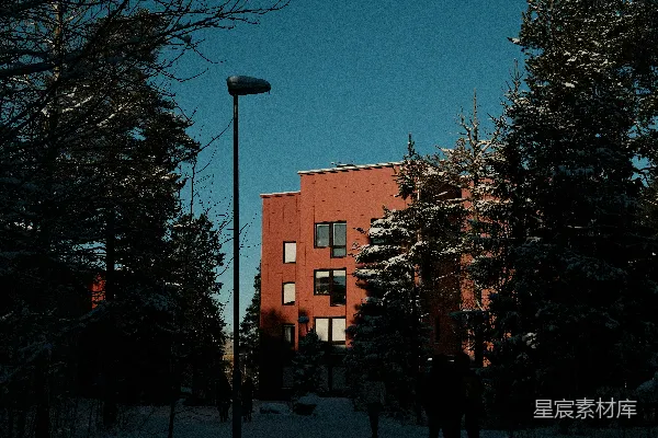 高清摄影 现代红色建筑周围环绕着覆盖着雪的树木。