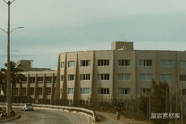 高清摄影 现代建筑沿着一条蜿蜒的道路排列，天空阴云密布。
