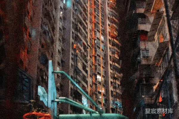 高清摄影 夜晚，高大的公寓楼前的篮球架