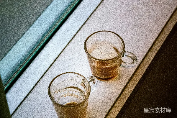 高清摄影 窗台上放着两个空咖啡杯