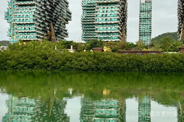 高清摄影 在阴天，平静的水面上倒映着现代建筑。