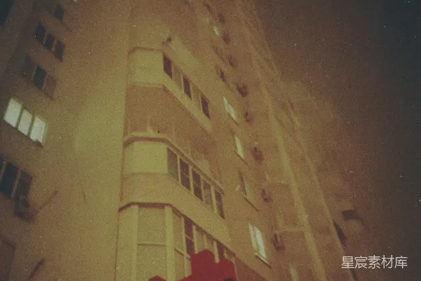高清摄影 夜晚的一栋高楼，上面有红色十字标志。