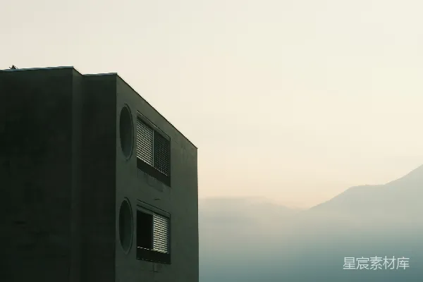 高清摄影 晨雾中的山峦与现代建筑