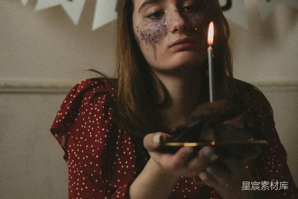 高清摄影 拿着点燃的蜡烛的女人