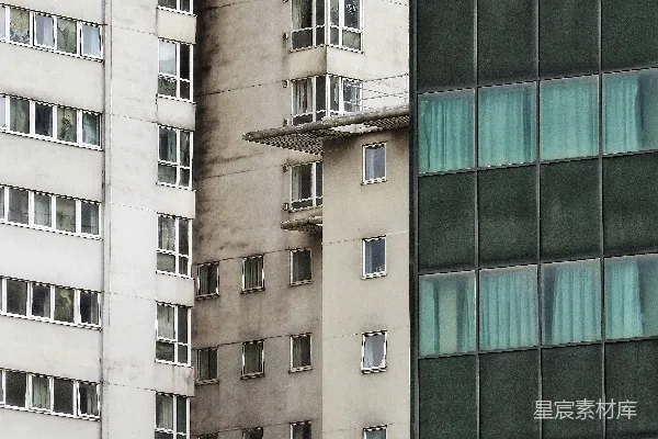 高清摄影 几栋高大的建筑，窗户众多，位于城市环境中。