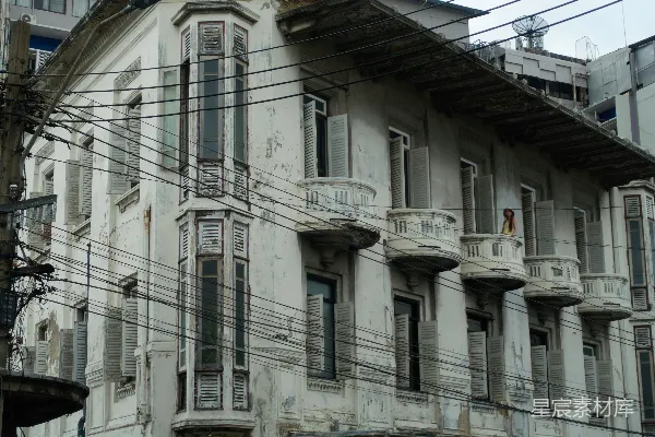 高清摄影 有装饰华丽窗户和阳台的老建筑