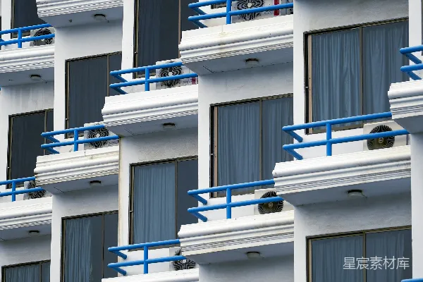 高清摄影 一排排带有蓝色护栏的白色阳台建筑。