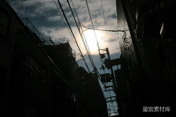 高清摄影 阳光透过建筑物上方多云的天空照射进来
