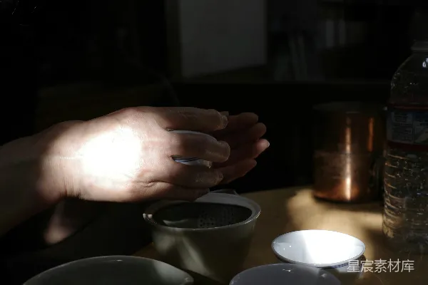 高清摄影 一个人的手里拿着白色的粉末放在碗上。