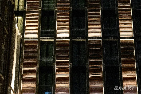 高清摄影 现代建筑外立面在夜晚灯火通明。