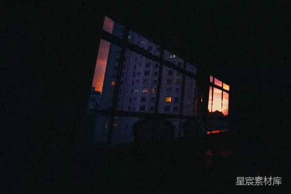 高清摄影 黄昏时分，城市天际线映在窗户上。