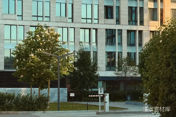 高清摄影 现代建筑，弯曲的道路，绿色的树木，以及安全门。