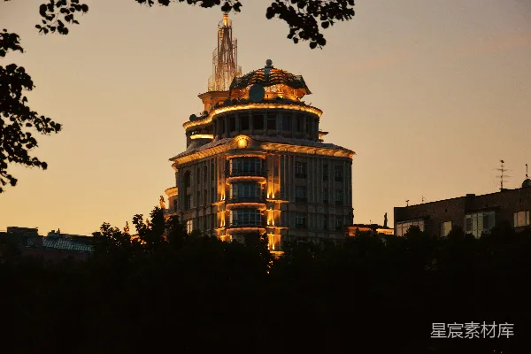 高清摄影 装饰华丽的建筑在夕阳的天空中显得格外耀眼。