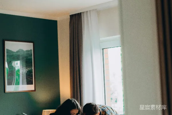 高清摄影 两个大人在照顾床上的婴儿。
