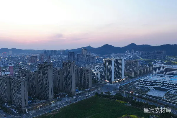 高清摄影 城市天际线在黄昏时分远处的山脉背景中。
