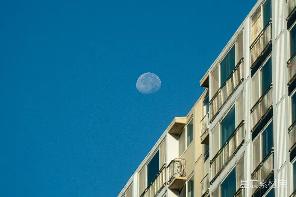 高清摄影 月夜下的建筑外墙在清澈的蓝天中显现