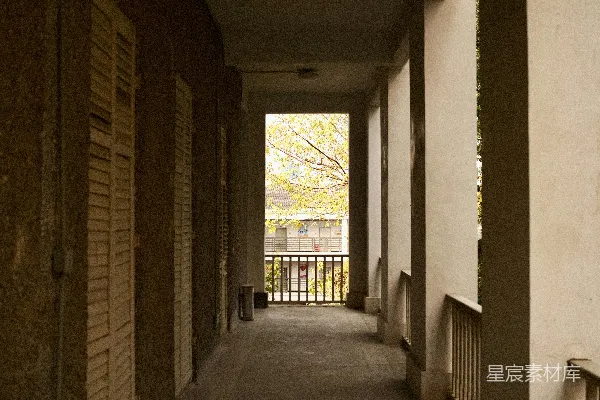 高清摄影 一条长长的空走廊，尽头有自然光照射进来。