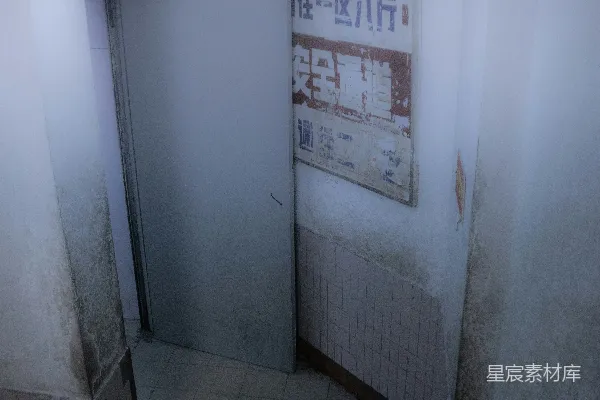 高清摄影 一条昏暗的走廊，门口和标牌。