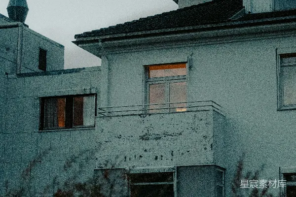 高清摄影 黄昏时分，窗户发光的公寓楼。