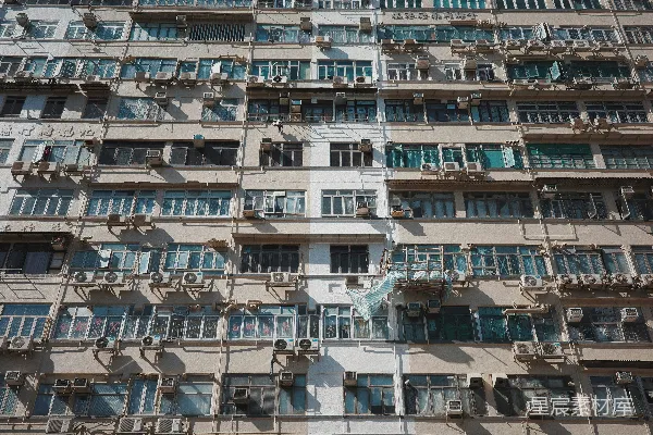 高清摄影 一幢多层公寓楼的外墙，有许多窗户。
