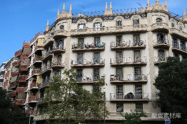 高清摄影 一座装饰华丽的历史建筑，在蓝天的映衬下，有阳台。