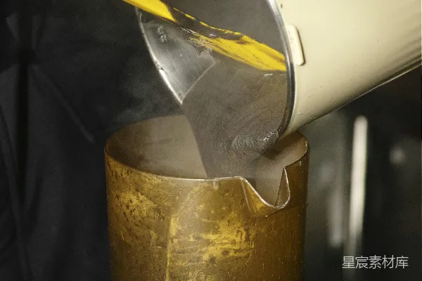 高清摄影 将热液从一个水壶倒入一个金属杯中。