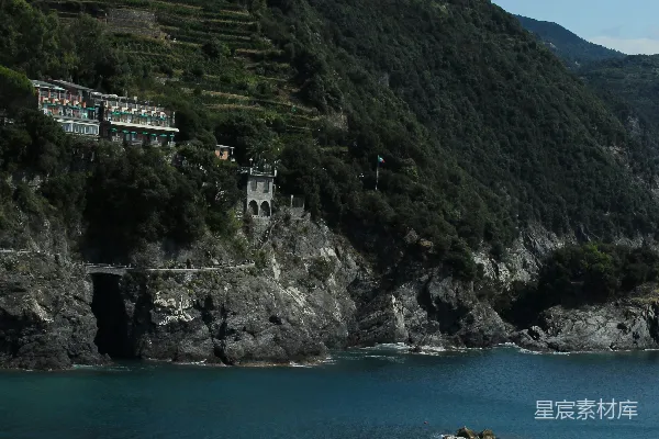 高清摄影 一座悬崖边的水边建筑