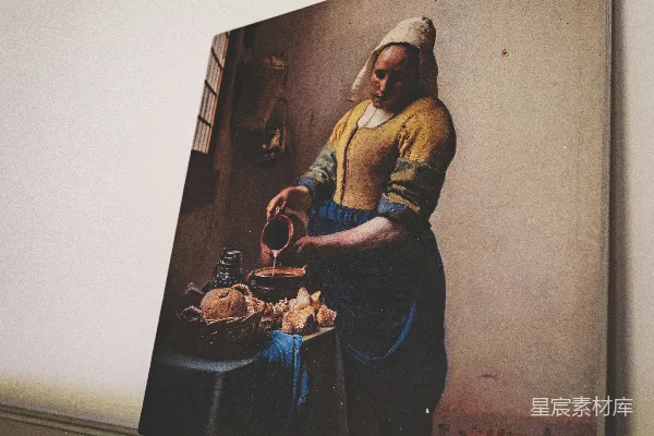高清摄影 一幅画布上展示了维米尔的《倒牛奶的女仆》。