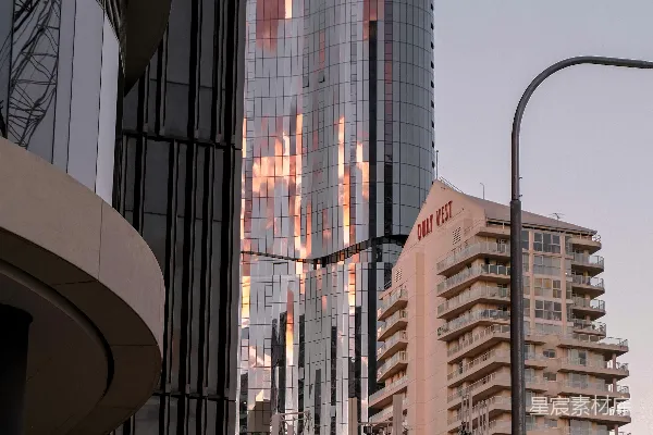 高清摄影 现代摩天大楼在城市中反射着夕阳的光辉。